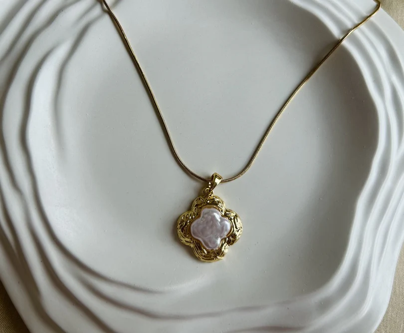 White Flower Necklace White Flower Necklace - Image 1